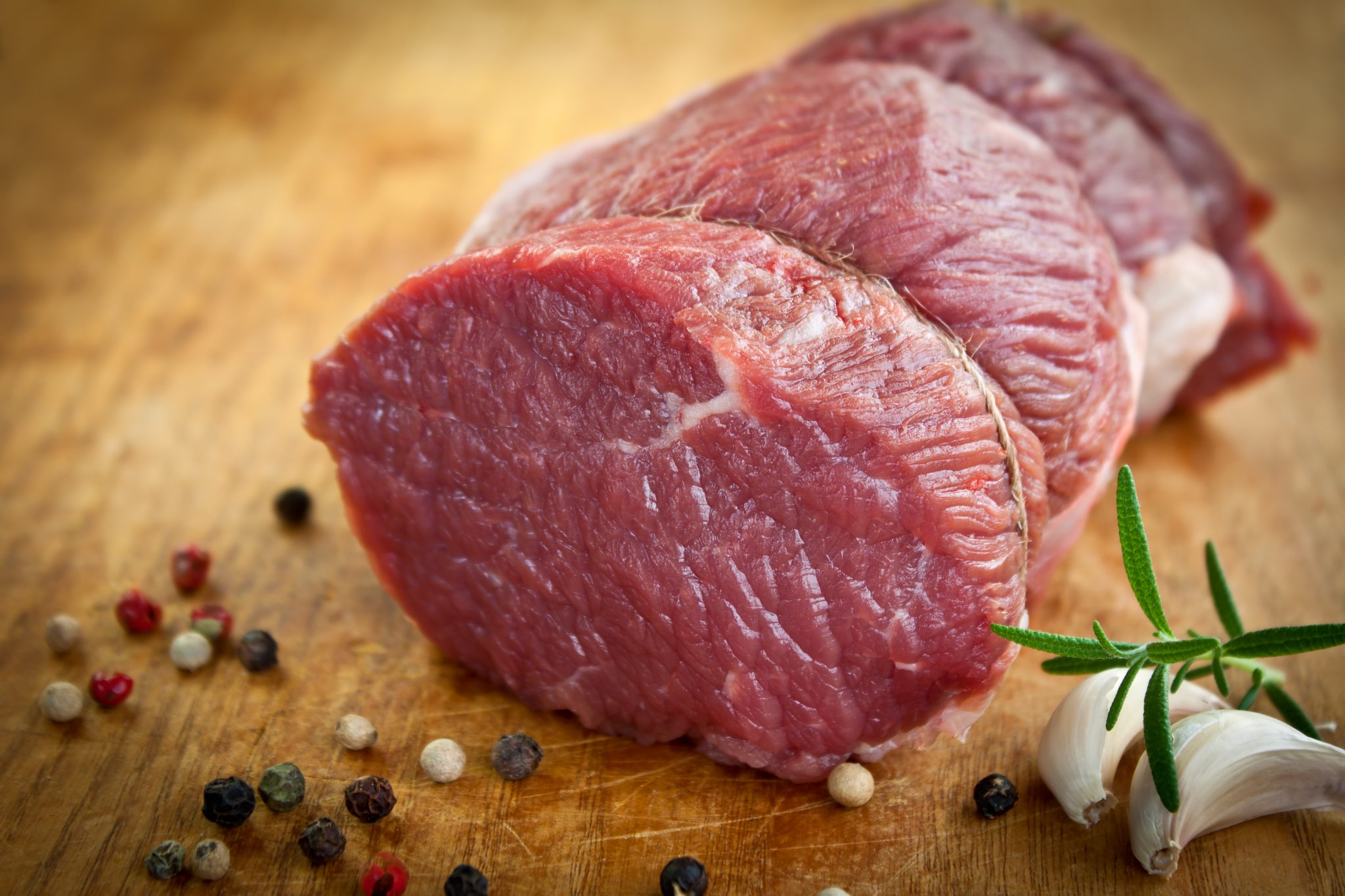 Можно есть сырую говядину. Ростбиф это сырое мясо. Beef stock. Бык тушение мяса.